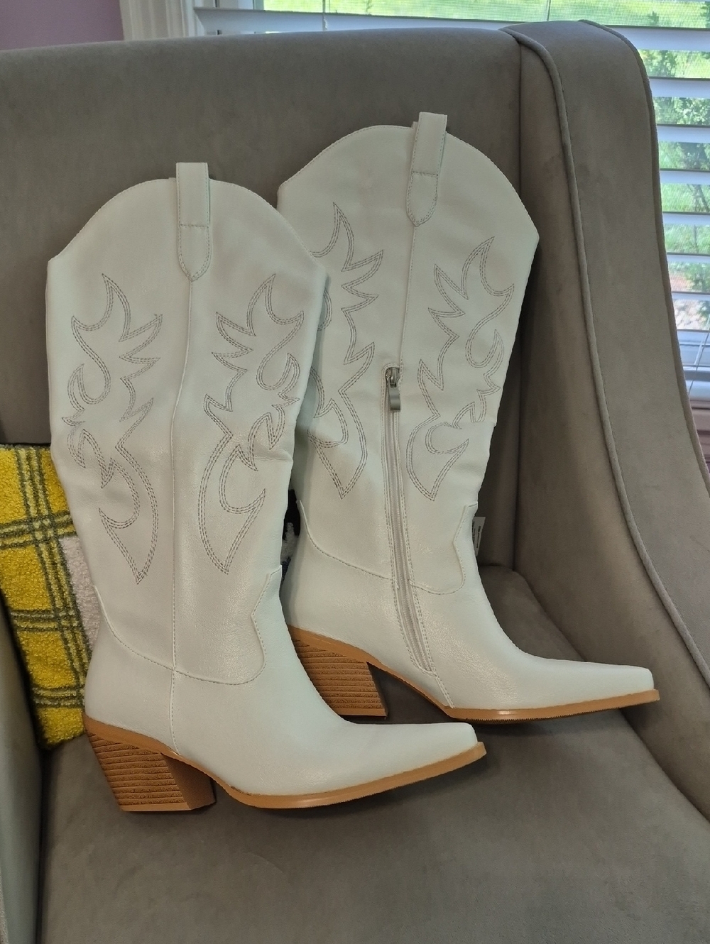 Women's White Western Cowboy Boots - Classic Stitch Detail